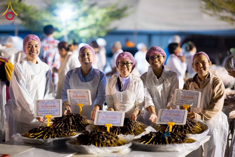 ภาพ No.294770:วันที่ 15 มกราคม พ.ศ. 2569 พิธีถวายภัตตาหารเป็นสังฆทาน แด่พระธรรมยาตรา ณ วัดโบสถ์บน ต.บางคูเวียง จ.นนทบุรี อนุสรณ์สถานลำดับที่ 4 สถานที่เกิดด้วยกายธรรม ในโครงการธรรมยาตรา กตัญญูบูชา มหาปูชนียาจารย์ พระมงคลเทพมุนี(สด จนฺทสโร) พระผู้ปราบมาร อนุสรณ์สถาน 7 แ