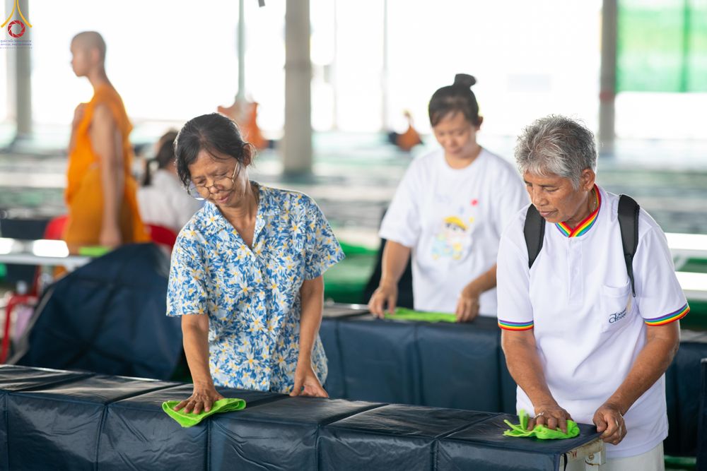 ภาพ No.322400:วันที่ 16 เมษายน พ.ศ.2569 การจัดเตรียมเบาะรองนอน เช็ดทำความสะอาด  เพื่องานถวายมหาสังฆทาน 40,000 กว่าวัดทั่วประเทศ วันคุ้มครองโลก 22 เมษายน พ.ศ.2569 วัดพระธรรมกาย