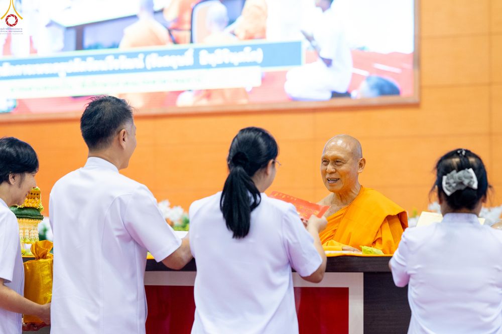 ภาพ No.311685:วันอาทิตย์ต้นเดือนที่ 1 มีนาคม พ.ศ.2569 สัมมนาพิเศษ พิธีมอบรูปหล่อโลหะหลวงปู่วัดปากน้ำ พระมงคลเทพมุนี พิธีมุทิตาสักการะในโอกาสพระครูปลัดรัตนวีรวัฒน์(รังสฤษดิ์ อิทธิจินฺตโก) เจ้าอาวาสวัดพระธรรมกาย  ดำรงตำแหน่งเป็น “ที่ปรึกษาเจ้าคณะจังหวัดปทุมธานี”  ณ ห้อง