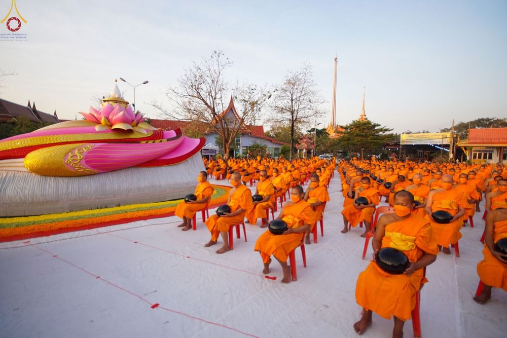 ภาพ No.72021:พิธีตักบาตรพระธรรมยาตราฯ ในโครงการธรรมยาตรากตัญญูบูชา มหาปูชนียาจารย์ พระมงคลเทพมุนี(สด จนฺทสโร) พระผู้ปราบมาร ปีที่ 11 ณ อนุสรณ์สถานลำดับที่ 3 สถานที่เกิดใหม่ในเพศสมณะ วัดสองพี่น้อง อ.สองพี่น้อง จ.สุพรรณบุรี วันที่ 18 มกราคม พ.ศ. 2566
