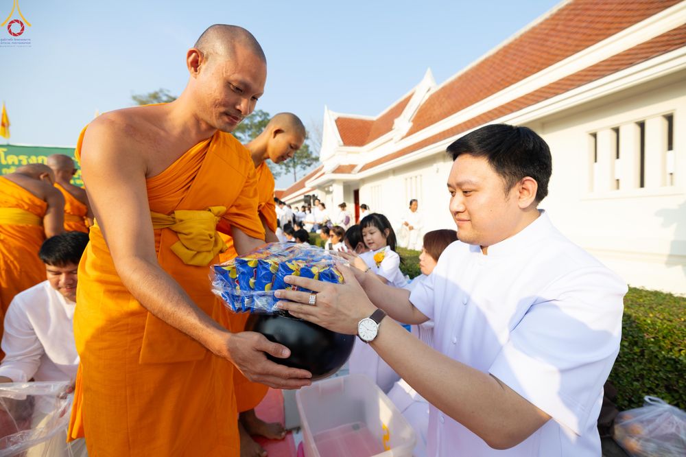ภาพ No.297691:วันที่ 18 มกราคม พ.ศ. 2569 พิธีตักบาตรพระธรรมยาตรา ณ วัดโบสถ์บน ต.บางคูเวียง จ.นนทบุรี อนุสรณ์สถานลำดับที่ 4 สถานที่เกิดด้วยกายธรรม ในโครงการธรรมยาตรา กตัญญูบูชา มหาปูชนียาจารย์ พระมงคลเทพมุนี(สด จนฺทสโร) พระผู้ปราบมาร อนุสรณ์สถาน 7 แห่ง ปีที่ 14