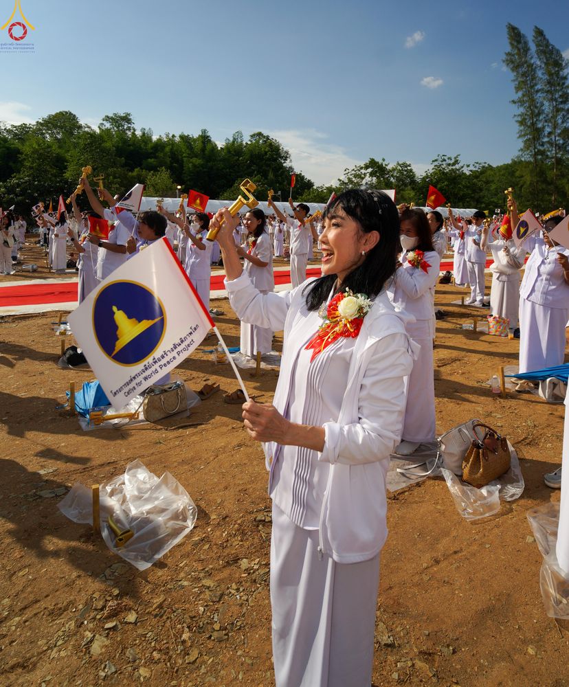 ภาพ No.331697:วันพุธที่ ๓ มิถุนายน พ.ศ.๒๕๖๙ พิธีทอดผ้าป่า ปฏิบัติธรรมกลั่นแผ่นดิน พิธีโปรยรัตนชาติ  และ พิธีตอกเสาเข็ม มงคลต้นแรก สถาปนา "องค์พระเจดีย์เพื่อสร้างสันติภาพโลก"  องค์แรก ครั้งแรกของลำปาง ประตูสู่ภาคเหนือ  ณ ศูนย์ปฏิบัติธรรมเถินเทิดธรรม อ.เถิน จ.ลำปาง