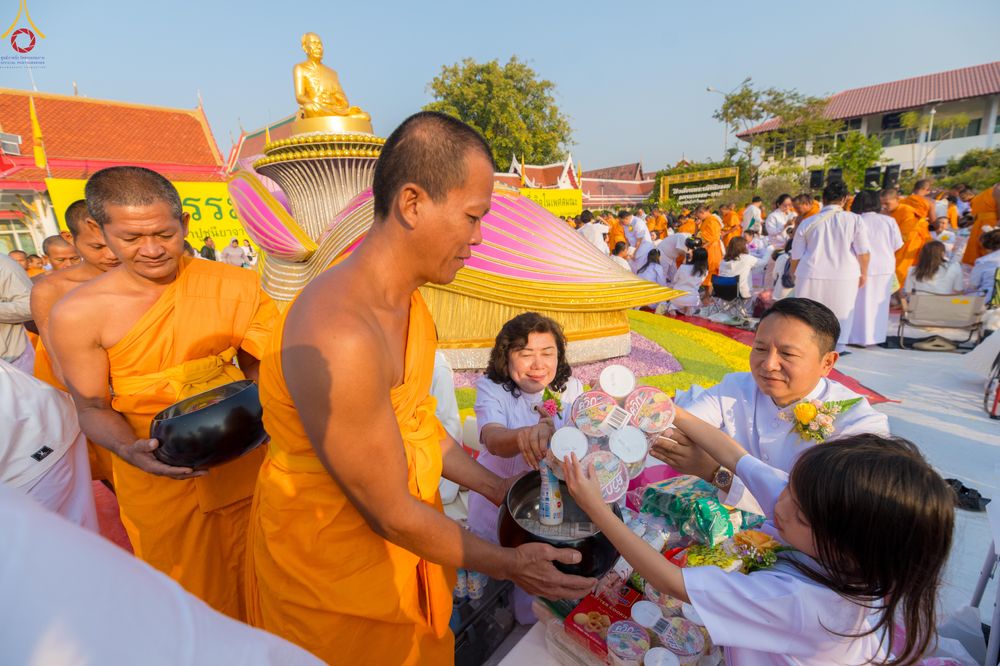 ภาพ No.294496:วันที่ 14 มกราคม พ.ศ. 2569 พิธีตักบาตรพระธรรมยาตรา ณ วัดสองพี่น้อง ต.ต้นตาล อ.สองพี่น้อง จ.สุพรรณบุรี ในโครงการธรรมยาตรา กตัญญูบูชา มหาปูชนียาจารย์ พระมงคลเทพมุนี(สด จนฺทสโร) พระผู้ปราบมาร อนุสรณ์สถาน 7 แห่ง ปีที่ 14