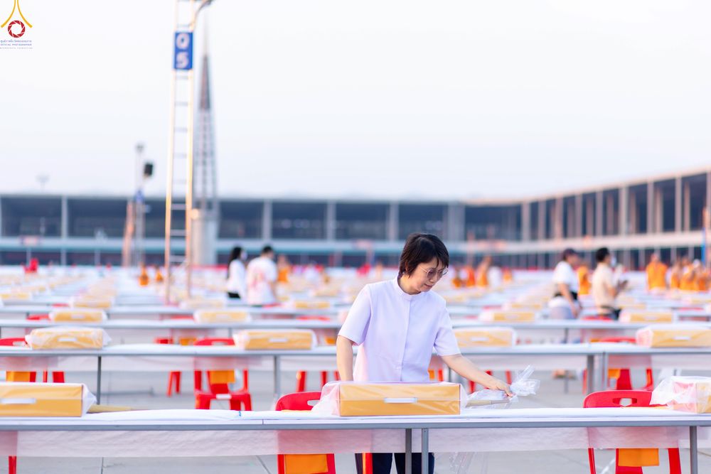 ภาพ No.322744:วันที่ 15-18 เมษายน พ.ศ.2569 การเเตรียมโต๊ะฉัน , เตรียมจุดพักค้าง , เรียงเก้าอี้ , เรียงกล่องไทยธรรม  เพื่องานถวายมหาสังฆทาน 40,000 กว่าวัดทั่วประเทศ วันคุ้มครองโลก 22 เมษายน พ.ศ.2569 วัดพระธรรมกาย