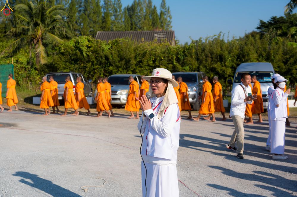 ภาพ No.300638:ภาพเบื้องหลังอาสาสมัครรวมใจ ชุดที่ 3 ในโครงการธรรมยาตรา กตัญญูบูชา มหาปูชนียาจารย์ พระมงคลเทพมุนี(สด จนฺทสโร) พระผู้ปราบมาร อนุสรณ์สถาน 7 แห่ง ปีที่ 14