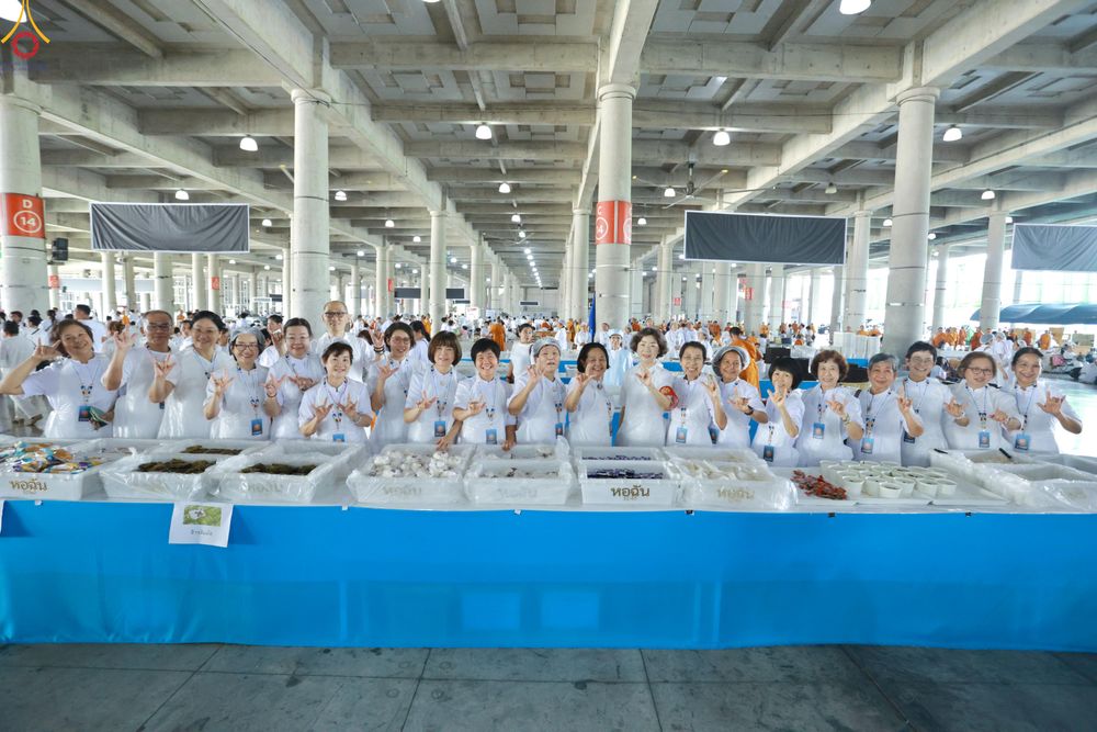 ภาพ No.323730:วันที่ 22 เมษายน พ.ศ.2569(วันคุ้มครองโลก) งานถวายมหาสังฆทาน 40,000 กว่าวัดทั่วประเทศ คณะสงฆ์ฉันภัตตาหารเพล