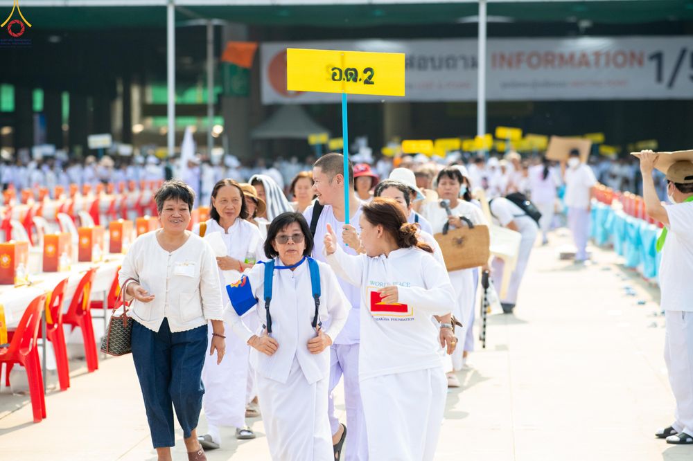 ภาพ No.324460:วันที่ 22 เมษายน พ.ศ.2569 (วันคุ้มครองโลก) งานถวายมหาสังฆทาน 40,000 กว่าวัดทั่วประเทศ บรรยากาศพระสังฆาธิการและสาธุชน  เดินทางเข้าลานธรรม วัดพระธรรมกาย