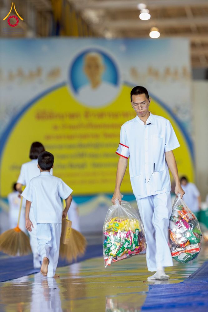 ภาพ No.256886:วันที่ 5 ตุลาคม พ.ศ. 2568 พิธีตักบาตร ข้าวสารอาหารแห้ง ณ บ้านแก้วเรือนทองคุณยายฯ สภาธรรมกายสากล วัดพระธรรมกาย