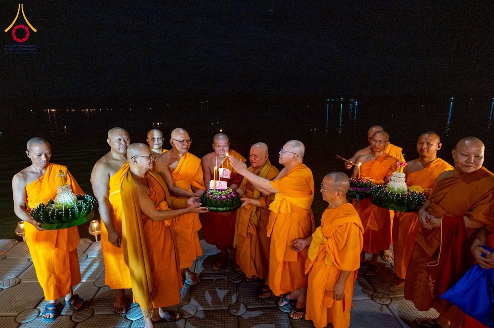 ภาพ No.266218:วันพุธที่ 5 พฤศจิกายน พ.ศ. 2568 (วันพระ ขึ้น 15 ค่ำ เดือน 12) พิธีจุดประทีปโคมลาน, โคมลอย และลอยกระทง ถวายประทีปเป็นพุทธบูชา สร้างความสว่างไสวให้กับแผ่นดินด้วยแสงธรรม ณ พุทธอุทยานนานาชาติ จังหวัดหนองคาย