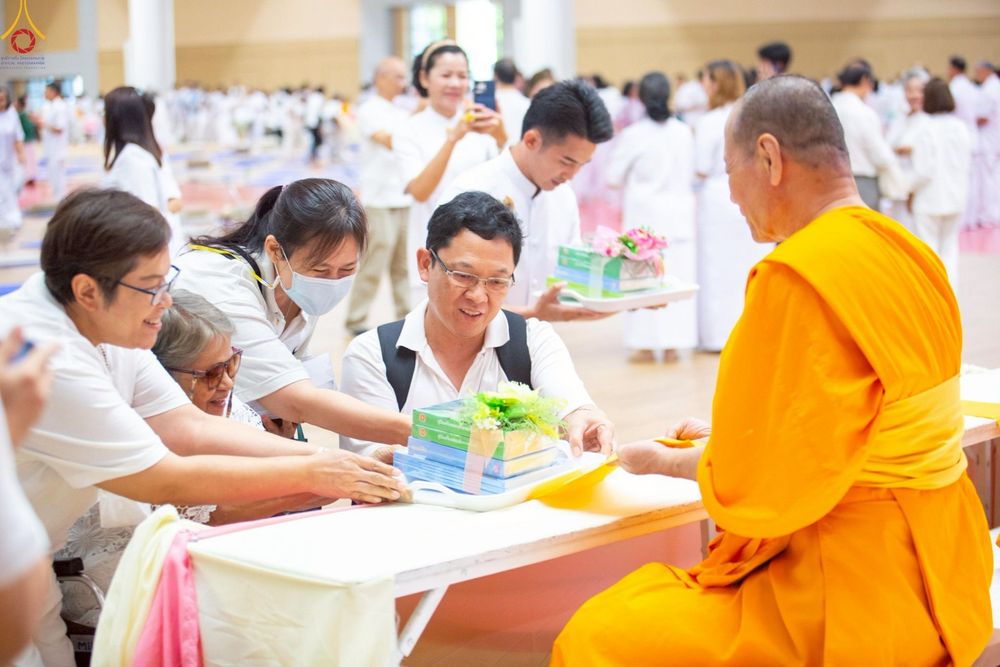 ภาพ No.225463:วันอาทิตย์ที่ 18 พฤษภาคม พ.ศ. 2568 พิธีร่วมบุญการศึกษา พระภิกษุ สามเณร ณ ห้องแก้วสารพัดนึก 2 วัดพระธรรมกาย