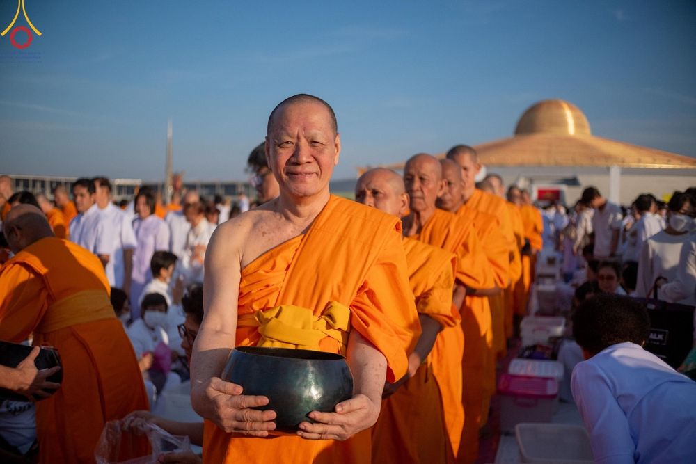 ภาพ No.187852:พิธีตักบาตรฉลองพระใหม่ ต้อนรับพุทธศักราช 2568 ณ ลานธรรมพระมหาธรรมกายเจดีย์ วัดพระธรรมกาย จ.ปทุมธานี วันที่ 1 มกราคม พ.ศ. 2568