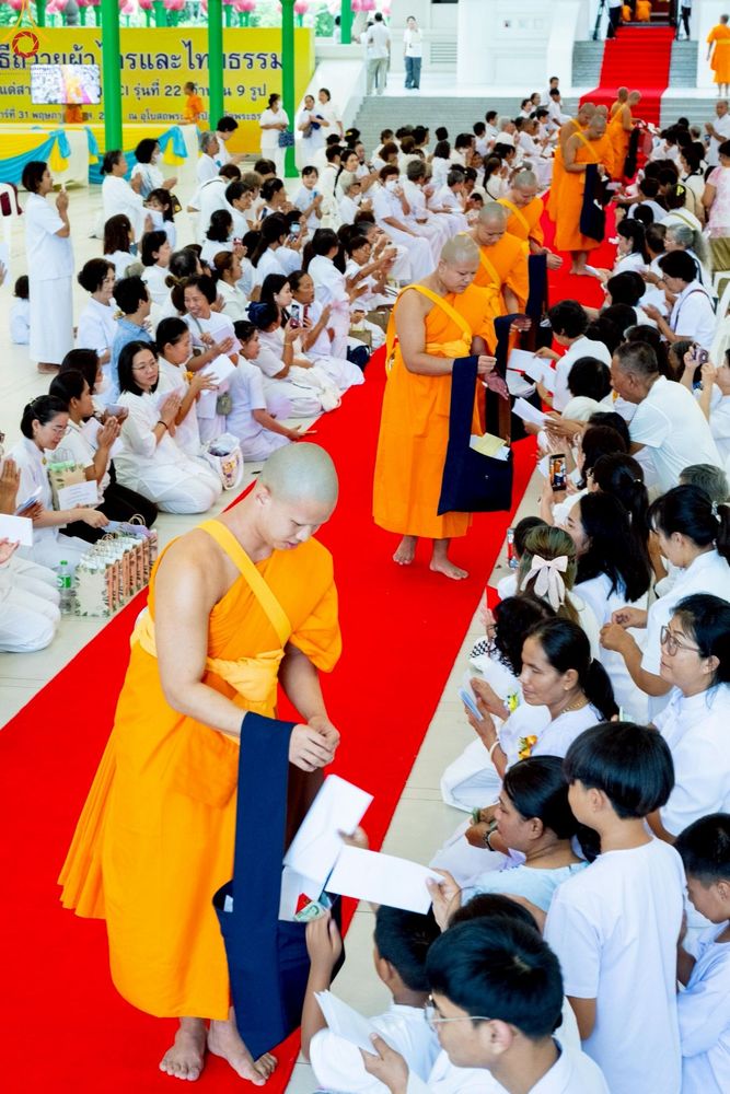 ภาพ No.227817:วันเสาร์ที่ 31 พฤษภาคม พ.ศ.2568 พิธีถวายผ้าไตรแด่สามเณรผู้เข้ารับการอุปสมบท , พิธีอุปสมบทสามเณรเตรียม DCI วัดพระธรรมกาย จ.ปทุมธานี
