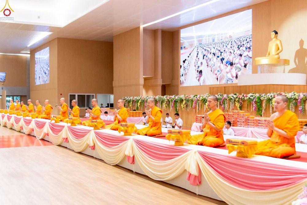 ภาพ No.246034:วันเสาร์ที่ 13 กันยายน พ.ศ. 2568 พิธีมอบผ้าไตรประธานกฐินสัมฤทธิ์เด็กดี V-Star ณ สภาธรรมกายสากล วัดพระธรรมกาย