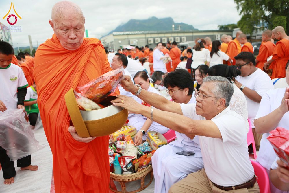 ภาพ No.330348:วันเสาร์ที่ 30 พฤษภาคม พ.ศ.2569 พิธีทำบุญฉลองครบรอบ 117 ปี เมืองเชียงดาว  ตักบาตรพระ 1,112 รูป และ พิธีทักษิณานุปาทานแด่พระนเรศวรมหาราช ณ ตลาดฟ้าเพียงดาว อ.เชียงดาว จ.เชียงใหม่
