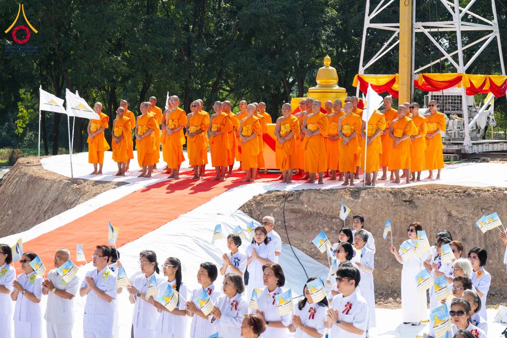 ภาพ No.285806:วันพุธที่ 10 ธันวาคม พ.ศ.2568  พิธีตอกเสาเข็มมงคลต้นสุดท้าย รองรับองค์พระเจดีย์เพื่อสร้างสันติภาพโลก ณ ศูนย์ปฏิบัติธรรมและศูนย์อบรมเยาวชน ชัยนาท