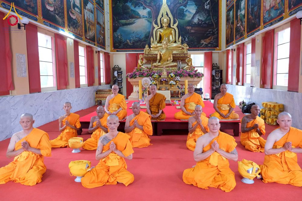 ภาพ No.277953:พิธีตัดปอยผมและปลงผมนาคธรรมทายาท พิธีขอขมาผู้ปกครอง ณ ศูนย์อบรมเยาวชนนครปฐม จ.นครปฐม และพิธีมอบบาตร ผ้าไตร นาคธรรมทายาท พิธีบรรพชา อุปสมบทหมู่ ณ วัดลาดหญ้าไทร จ.นครปฐม