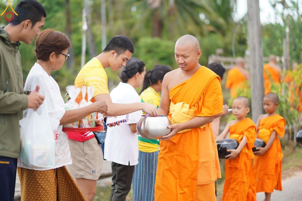 ภาพ No.61094:สามเณรออกบิณฑบาต และกิจกรรมอบรมสามเณร ในโครงการบรรพชาสามเณรฟื้นฟู พระพุทธศาสนาทั่วไทย ณ ศูนย์อบรมที่พักสงฆ์บ้านร่มเย็น จ.นราธิวาส วันที่ 2-15 เมษายน พ.ศ. 2567