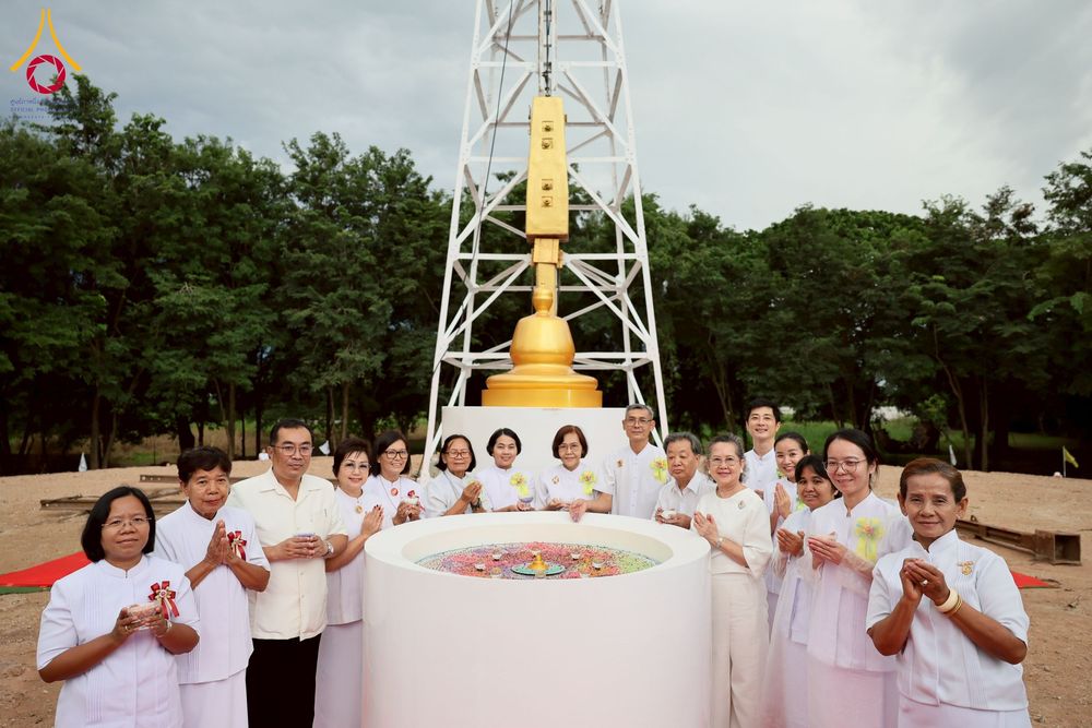 ภาพ No.261909:วันที่ 14 ตุลาคม พ.ศ. 2568 พิธีกลั่นแผ่นดิน โปรยทรายตอกเสาเข็มมหามงคลต้นแรก  สร้างองค์พระเจดีย์และจุดประทีปถวายเป็นพุทธบูชา ณ ศูนย์ปฏิบัติธรรมชัยนาท ต.ธรรมามูล อ.ชัยนาท จ.ชัยนาท