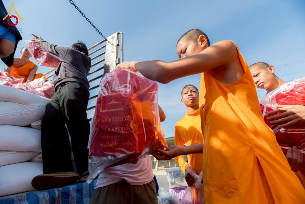 ภาพ No.273700:วันที่ 27 พฤศจิกายน พ.ศ. 2568 คณะศิษยานุศิษย์วัดพระธรรมกาย มูลนิธิธรรมกาย มอบอาหารและสิ่งของความช่วยเหลือให้พี่น้องชาวใต้ ผู้ประสบอุทกภัยน้ำท่วม