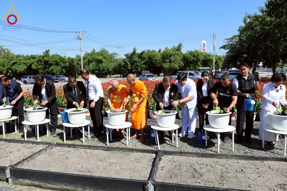 ภาพ No.271945:วันที่ 22 พฤศจิกายน พ.ศ. 2568 ผู้ว่าฯ ปทุมธานี ลงพื้นที่เยี่ยม “อำเภอคลองหลวง” พร้อมชมการเตรียมความพร้อมเทศกาลสวนดอกไม้ปทุมธานี “ทุ่งสวรรค์ ตะวันฉาย” ณ วัดพระธรรมกาย