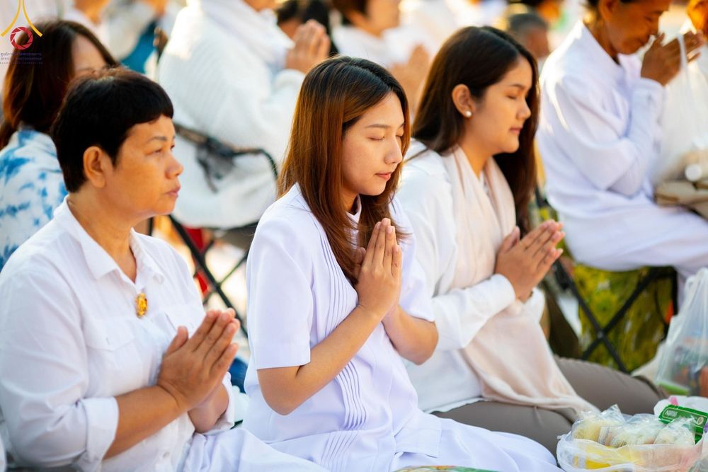 ภาพ No.195364:พิธีตักบาตรพระธรรมยาตรา ณ อนุสรณ์สถานลำดับที่ 3 สถานที่เกิดใหม่ในเพศสมณะ วัดสองพี่น้อง ต.ต้นตาล อ.สองพี่น้อง จ.สุพรรณบุรี ในโครงการธรรมยาตรา กตัญญูบูชา มหาปูชนียาจารย์ พระมงคลเทพมุนี(สด จนฺทสโร) พระผู้ปราบมาร ปีที่ 13 วันที่ 15 มกราคม พ.ศ.2568