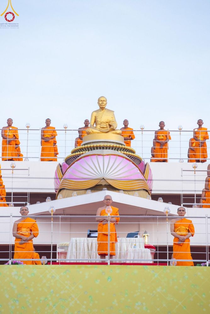 ภาพ No.201595:พิธีจุดประทีปถวายเป็นพุทธบูชา และบูชาธรรมมหาปูชนียาจารย์ ณ อาคารธรรมยาตรา กตัญญูบูชามหาปูชนียาจารย์ ตรงข้ามวัดปากน้ำภาษีเจริญ จ.กรุงเทพมหานคร ในโครงการธรรมยาตรา กตัญญูบูชา มหาปูชนียาจารย์ พระมงคลเทพมุนี(สด จนฺทสโร) พระผู้ปราบมาร อนุสรณ์สถาน 7 แห่ง