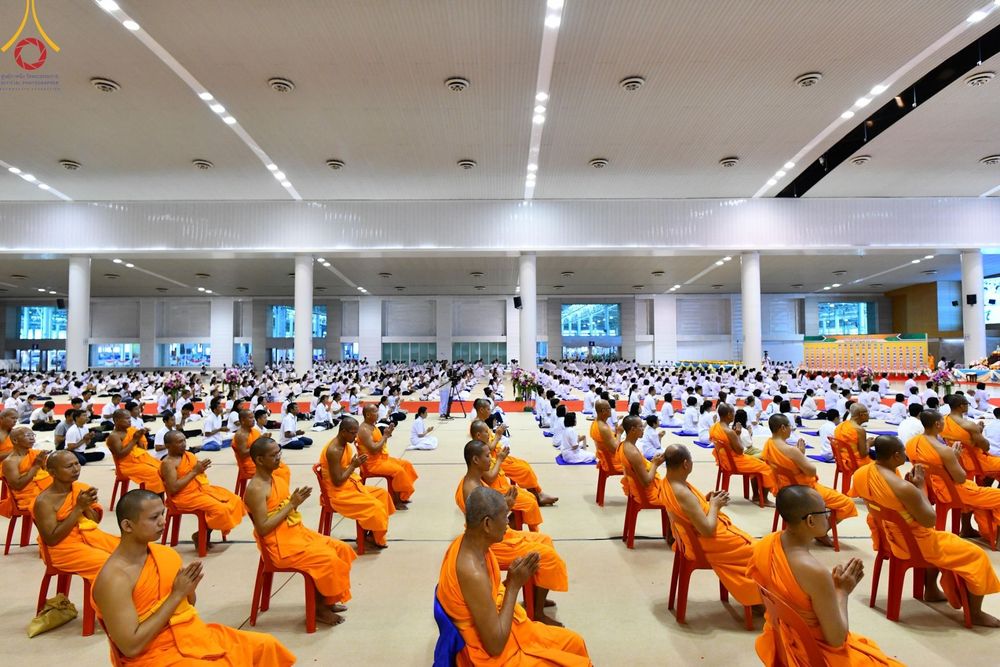 ภาพ No.146114:วันมหารำลึก ครั้งที่ 34 พิธีร่วมรำลึกถึงนักสร้างบารมีที่ล่วงลับไปแล้ว , พิธีสวดพระพุทธมนต์ ณ ห้องแก้วสารพัดนึก 1 วัดพระธรรมกาย วันเสาร์ที่ 27 กรกฎาคม พ.ศ. 2567