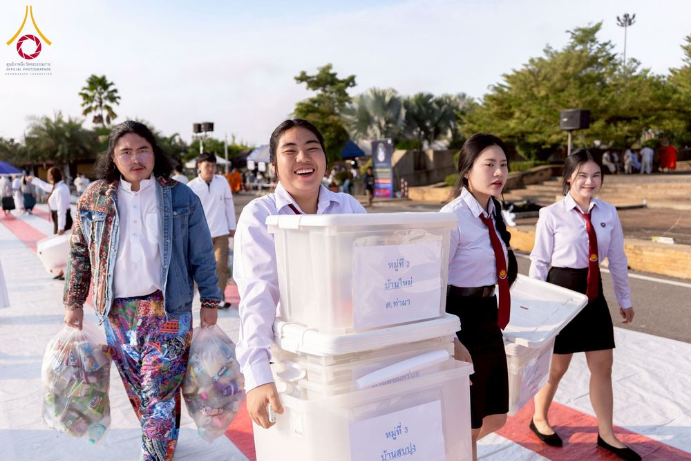 ภาพ No.276939:วันเสาร์ที่ 6 ธันวาคม พ.ศ. 2568 พิธีตักบาตรพระ 1,000 รูป อุทิศถวายพระราชกุศลสมเด็จพระนางเจ้าสิริกิติ์ พระบรมราชินีนาถ พระบรมราชชนนี พันปีหลวง และ ทำบุญเมืองลำปาง ครบรอบ 1,345 ปี ณ ลานพระบรมราชานุสาวรีย์สมเด็จพระนเรศวรมหาราชนครลำปาง อ.เกาะคา จ.ลำปาง