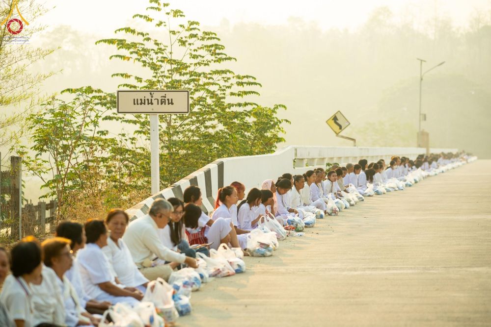 ภาพ No.62275:Photo Story  มหัศจรรย์วัดดงดินแดง Episode 4 กิจกรรมตักบาตรฉลองพระ-เณรกว่า 500 รูป