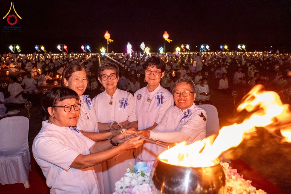 ภาพ No.266127:วันพุธที่ 5 พฤศจิกายน พ.ศ. 2568 (วันพระ ขึ้น 15 ค่ำ เดือน 12) พิธีจุดประทีปโคมลาน, โคมลอย และลอยกระทง ถวายประทีปเป็นพุทธบูชา สร้างความสว่างไสวให้กับแผ่นดินด้วยแสงธรรม ณ พุทธอุทยานนานาชาติ จังหวัดหนองคาย