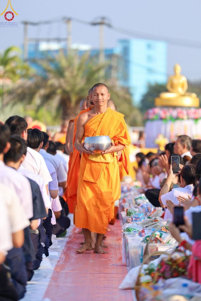 ภาพ No.180443:พิธีตักบาตรพระ ๑,๐๐๐ รูป ฉลองเมืองลำปาง ๑,๓๔๔ ปี วันเสาร์ที่ ๗ ธันวาคม พ.ศ. ๒๕๖๗ ณ ลานพระบรมราชานุสาวรีย์ พระนเรศวรมหาราช อ.เกาะคา จ.ลำปาง