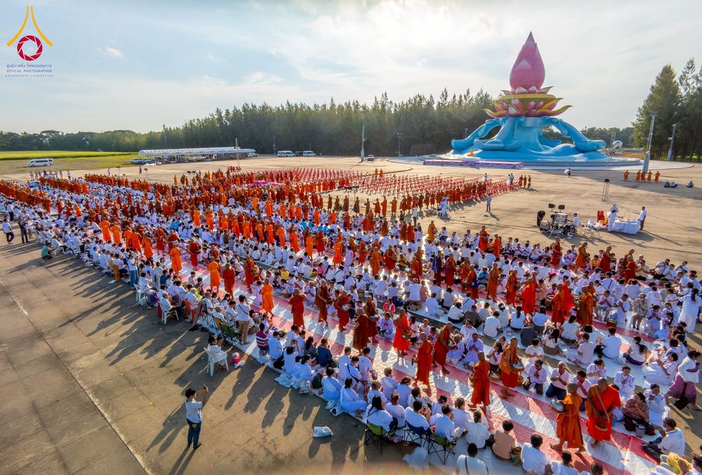 ภาพ No.250564:วันพุธที่ 8 ตุลาคม พ.ศ. 2568 พิธีตักบาตรเทโวโรหณะ ณ ลานธรรมปทุมรัตน์ธรรมเจดีย์ พุทธอุทยานนานาชาติ อ.โพนพิสัย จ.หนองคาย