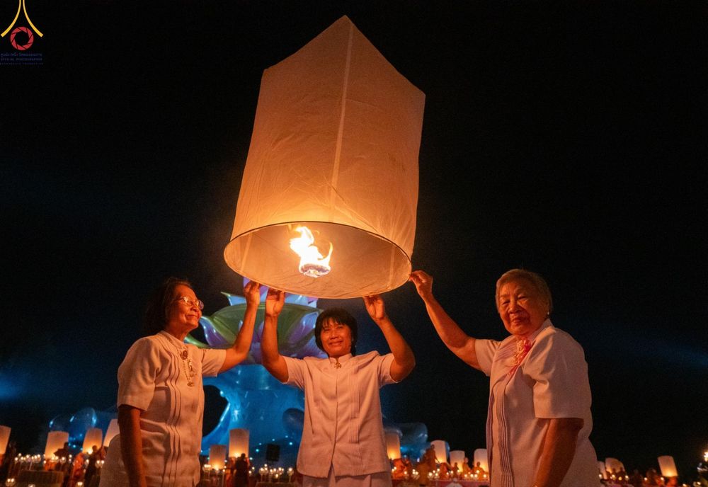 ภาพ No.175971:พิธีจุดประทีปโคมลาน, โคมลอยและลอยกระทง ถวายประทีปเป็นพุทธบูชา สร้างความสว่างไสวให้กับแผ่นดินด้วยแสงธรรม วันที่ 15 พฤศจิกายน พ.ศ. 2567 ณ พุทธอุทยานนานาชาติ อ.โพนพิสัย จ.หนองคาย