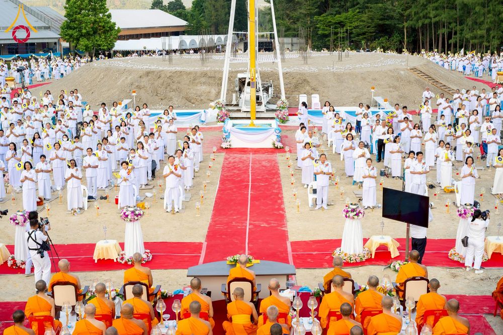 ภาพ No.275110:วันอาทิตย์ที่ 30 พฤศจิกายน พ.ศ. 2568 พิธีตอกเสาเข็ม "สร้างองค์พระเจดีย์เพื่อสร้างสันติภาพโลก" ต้นสุดท้าย ณ ศูนย์ปฏิบัติธรรมระยอง (บ้านช่องลม)