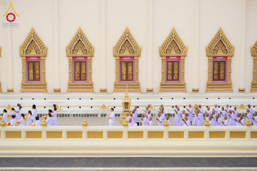 ภาพ No.278561:วันอาทิตย์ที่ 14 ธันวาคม พ.ศ.2568  พิธีเวียนประทักษิณ พิธีวันทาสีมาพระประธาน โครงการบวชบูชาธรรมมหาปูชนียาจารย์ ของศูนย์ปฏิบัติธรรมบุรีรัมย์ ณ วัดกลาง พระอารามหลวง จังหวัดบุรีรัมย์