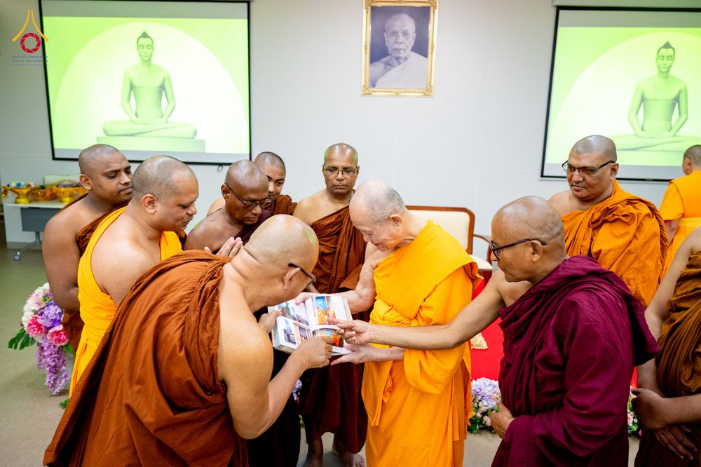 ภาพ No.323383:หลวงพ่อทัตตชีโว รองเจ้าอาวาสวัดพระธรรมกาย ถวายการต้อนรับปฏิสันถารคณะสงฆ์จากประเทศศรีลังกา