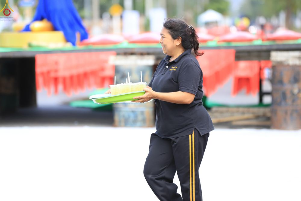 ภาพ No.280878:วันที่ 27 ธันวาคม พ.ศ.2568 คณะสงฆ์และเจ้าหน้าที่ทุกสังกัด ช่วยกันเตรียมงานตักบาตรพระ 1,000 รูป จ.สตูล