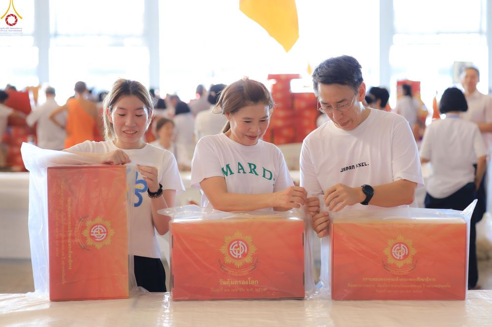 ภาพ No.322013:วันที่ 12 -13 เมษายน พ.ศ.2569 การเตรียมกล่องไทยธรรม + การขนย้ายเก้าอี้ เพื่องานถวายมหาสังฆทาน 40,000 กว่าวัดทั่วประเทศ วันคุ้มครองโลก 22 เมษายน พ.ศ.2569 วัดพระธรรมกาย