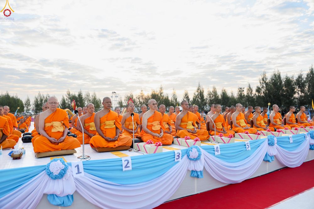 ภาพ No.302419:วันที่ 24 มกราคม พ.ศ. 2569 พิธีตักบาตรพระธรรมยาตรา ณ อนุสรณ์สถานลำดับที่ 5 สถานที่เผยแผ่วิชชาธรรมกายครั้งแรก อนุสรณ์สถานบางปลา วัดบางปลา อำเภอบางเลน จังหวัดนครปฐม ในโครงการธรรมยาตรา กตัญญูบูชา มหาปูชนียาจารย์ พระมงคลเทพมุนี(สด จนฺทสโร) พระผู้ปราบมาร อนุส
