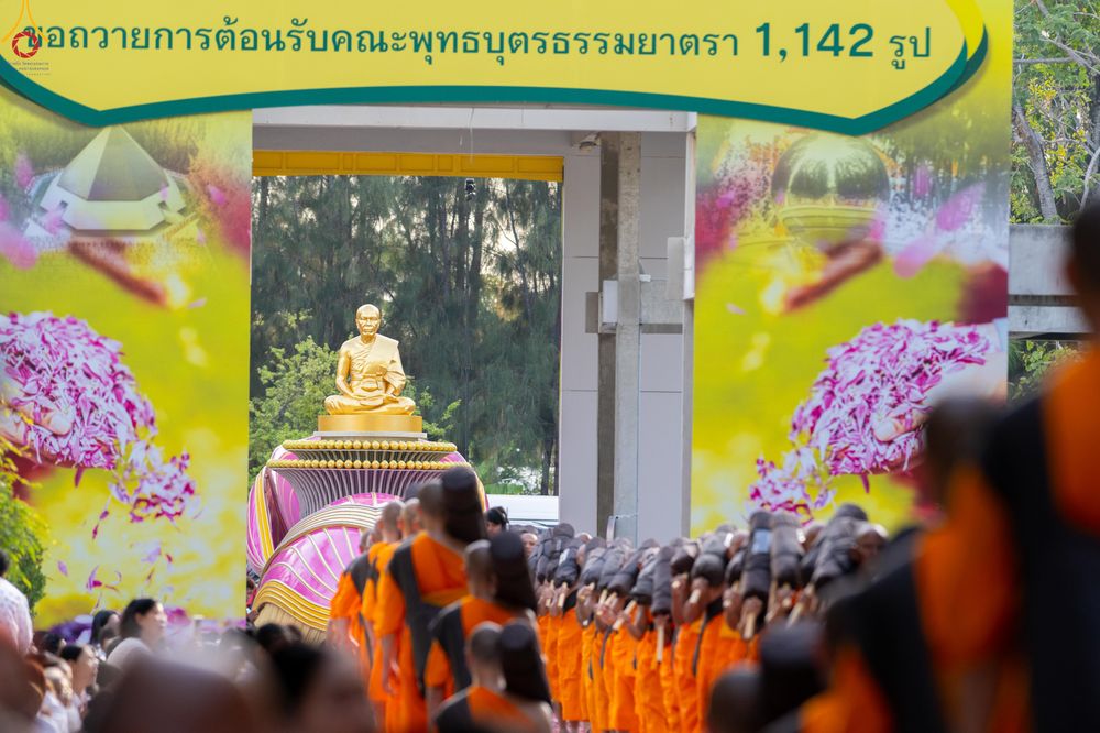 ภาพ No.287879:วันที่ 3 มกราคม พ.ศ. 2569 พิธีต้อนรับพระธรรมยาตรา ครั้งที่ 2 (ภาพชุดที่ 2) ในโครงการธรรมยาตรา กตัญญูบูชา มหาปูชนียาจารย์ พระมงคลเทพมุนี(สด จนฺทสโร) พระผู้ปราบมาร อนุสรณ์สถาน 7 แห่ง ปีที่ 14 ณ อนุสรณ์สถานมหาวิหารพระมงคลเทพมุนี (โลตัสแลนด์) อ.สองพี่น้อง จ.