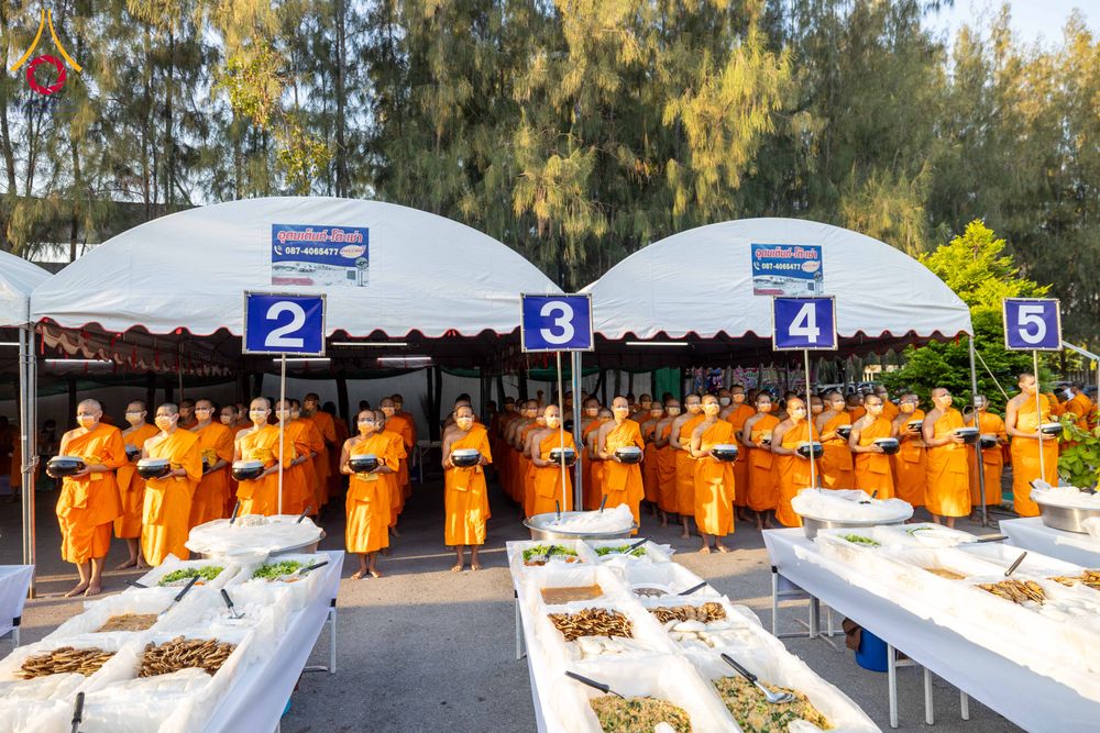 ภาพ No.292698:วันที่ 12 มกราคม พ.ศ. 2569 พิธีถวายภัตตาหารเป็นสังฆทาน แด่พระธรรมยาตรา ณ อนุสรณ์สถานมหาวิหารพระมงคลเทพมุนี (โลตัสแลนด์) อ.สองพี่น้อง จ.สุพรรณบุรี ในโครงการธรรมยาตรา กตัญญูบูชา มหาปูชนียาจารย์ พระมงคลเทพมุนี(สด จนฺทสโร) พระผู้ปราบมาร อนุสรณ์สถาน 7 แห่ง ปี