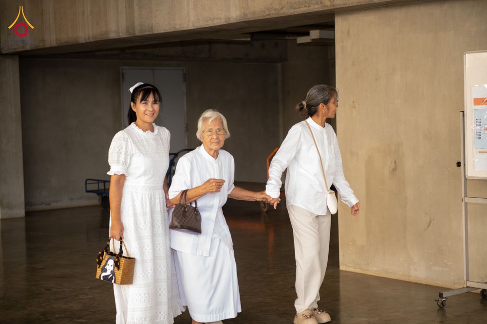 ภาพ No.322845:วันเสาร์ที่ 18 เมษายน พ.ศ. 2569 ตักบาตรฉลองพระใหม่ โครงการอุปสมบทหมู่ธรรมทายาท ระดับอุดมศึกษา รุ่นที่ 53 ภาคฤดูร้อน  ณ ฟ้องปฏิบัติธรรม ชั้นลอย 1/2 มหารัตนวิหารคด คอร์ 13 วัดพระธรรมกาย