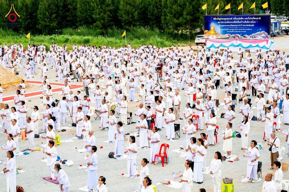 ภาพ No.346616:วันอาทิตย์ที่ 30 สิงหาคม พ.ศ.2569 พิธีทอดผ้าป่า สวดธรรมจักรกัปปวัตนสูตรกลั่นแผ่นดินโปรยรัตนชาติ  สถาปนาองค์พระเจดีย์เพื่อสร้างสันติภาพโลก  ณ ศูนย์ปฏิบัติธรรมพนมสารคาม (เพชรตะวัน) จังหวัดฉะเชิงเทรา