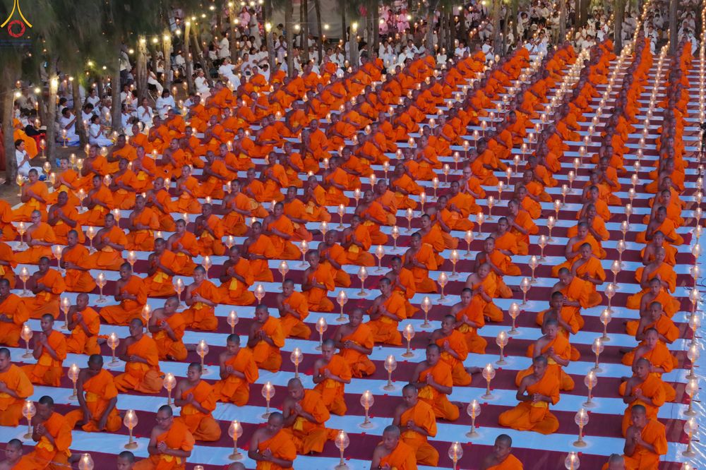 ภาพ No.289129:วันที่ 6 มกราคม พ.ศ. 2569 พิธีจุดประทีปถวายเป็นพุทธบูชา และบูชาธรรมมหาปูชนียาจารย์ ณ อนุสรณ์สถานมหาวิหารพระมงคลเทพมุนี (โลตัสแลนด์) อ.สองพี่น้อง จ.สุพรรณบุรี ในโครงการธรรมยาตรา กตัญญูบูชา มหาปูชนียาจารย์ พระมงคลเทพมุนี(สด จนฺทสโร) พระผู้ปราบมาร อนุสรณ์สถ