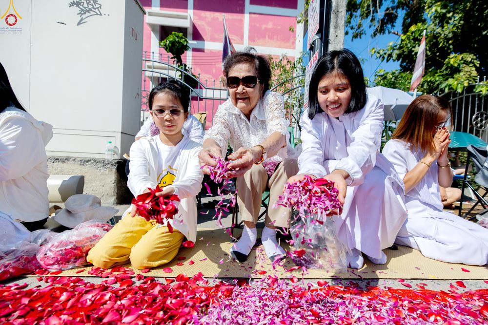 ภาพ No.304043:วันที่ 25 มกราคม พ.ศ. 2569 พิธีต้อนรับพระธรรมยาตรา  รร.สามัคคีราษฏร์บำรุง-วัดพระธรรมกาย ในโครงการธรรมยาตรา กตัญญูบูชา มหาปูชนียาจารย์ พระมงคลเทพมุนี(สด จนฺทสโร) พระผู้ปราบมาร อนุสรณ์สถาน 7 แห่ง ปีที่ 14