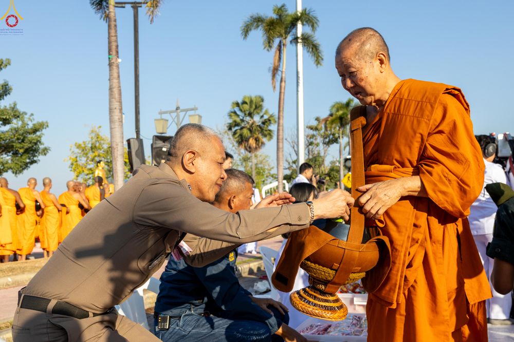 ภาพ No.282702:วันเสาร์ที่ 20 ธันวาคม พ.ศ.2568 พิธีตักบาตรพระ 10,000 รูป (ชุด 2) เนื่องในโอกาส 194 ปี จังหวัดกาญจนบุรี และอุทิศส่วนกุศลให้แด่บรรพชนทั้งหลาย บริเวณถนนสองแคว (Skywalk) เมืองกาญจนบุรี