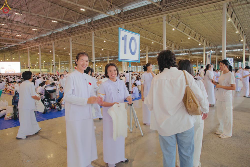 ภาพ No.311278:วันอาทิตย์ต้นเดือนที่ 1 มีนาคม พ.ศ.2569 พิธีตักบาตร และ พิธีบูชาข้าวพระ ณ สภาธรรมกายสากล วัดพระธรรมกาย