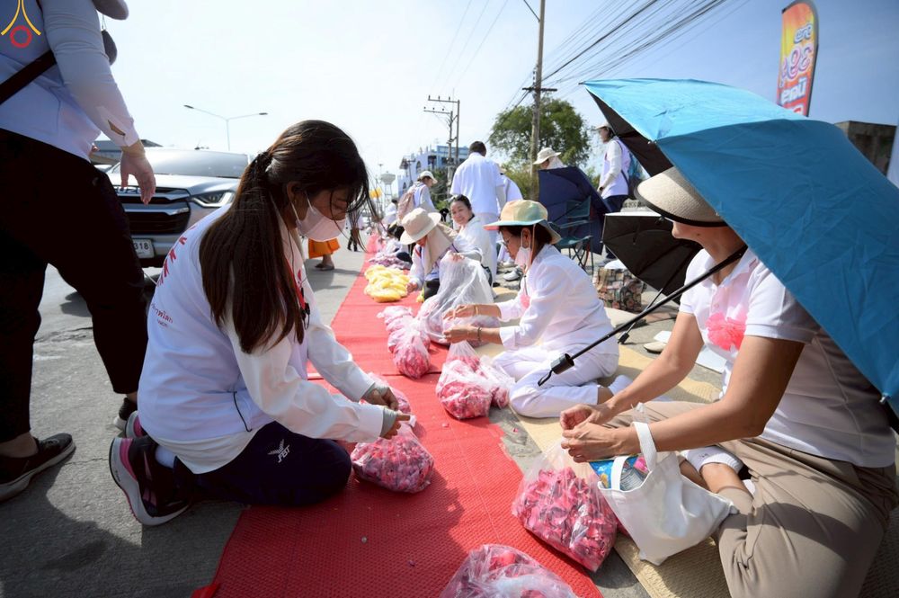 ภาพ No.296221:ภาพเบื้องหลังอาสาสมัครรวมใจ ชุดที่ 2 ในโครงการธรรมยาตรา กตัญญูบูชา มหาปูชนียาจารย์ พระมงคลเทพมุนี(สด จนฺทสโร) พระผู้ปราบมาร อนุสรณ์สถาน 7 แห่ง ปีที่ 14