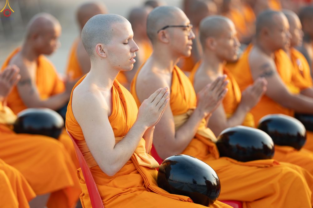 ภาพ No.279751:วันที่ 1 มกราคม พ.ศ.2569 พิธีตักบาตรในวันขึ้นปีใหม่ ณ ลานธรรม วัดพระธรรมกาย