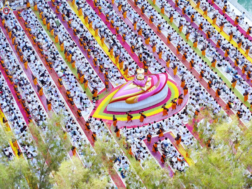 ภาพ No.287522:วันที่ 3 มกราคม พ.ศ. 2569 พิธีต้อนรับพระธรรมยาตรา ในโครงการธรรมยาตรา กตัญญูบูชา มหาปูชนียาจารย์ พระมงคลเทพมุนี(สด จนฺทสโร) พระผู้ปราบมาร อนุสรณ์สถาน 7 แห่ง ปีที่ 14 ณ อนุสรณ์สถานมหาวิหารพระมงคลเทพมุนี (โลตัสแลนด์) อ.สองพี่น้อง จ.สุพรรณบุรี